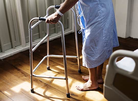 Кресло-каталка используется для перевозки пожилого пациента с переломом шейки бедра в Сочи